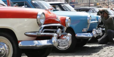 Старые российские автомобили на парковке