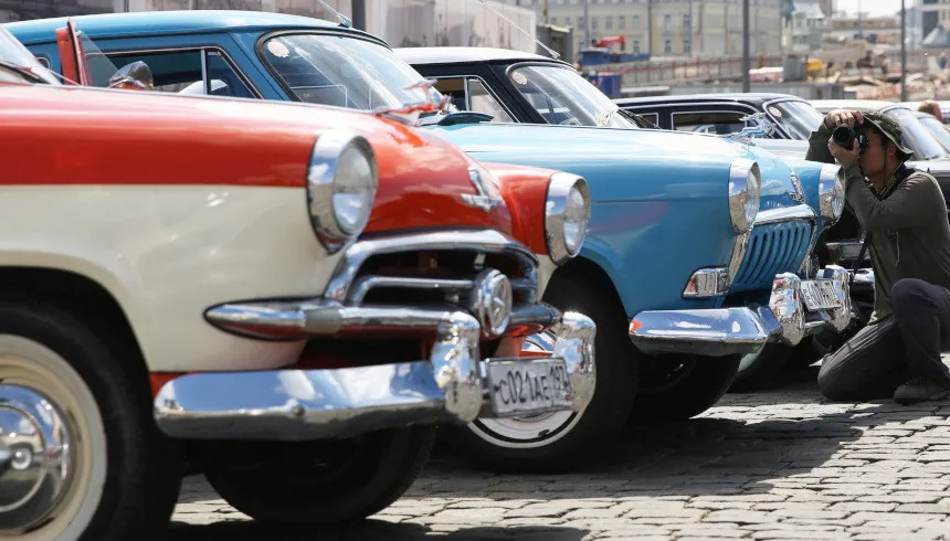 Старые российские автомобили на парковке